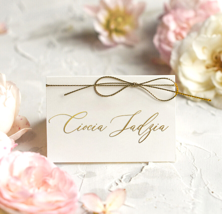 Winietki na komunię  winietki  złote winietki na komunię, winietka dekoracja stołu na komunii, komunijne winietki ze złotymi literami, eleganckie winietki na komunię0