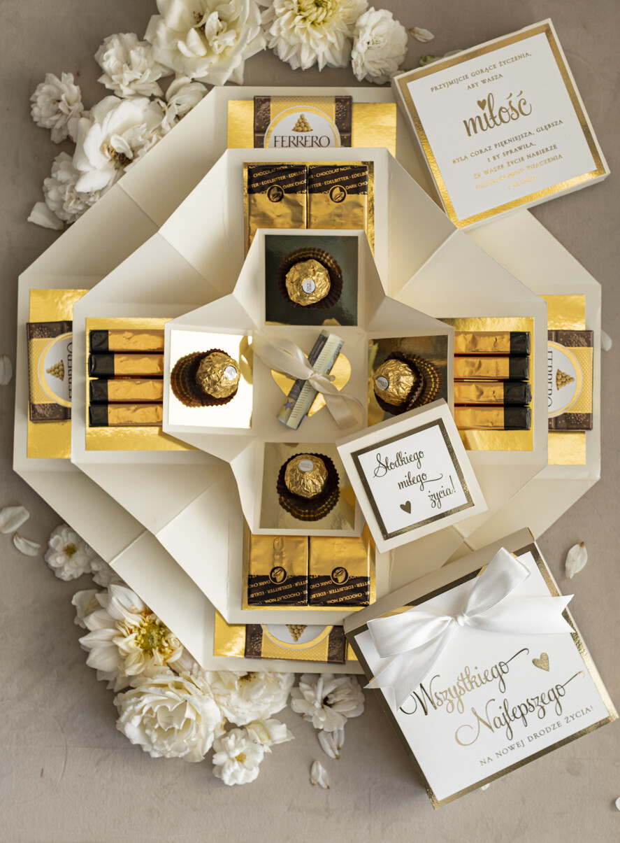  Prezenty dla Młodej Pary  Bomboniery Czekoladki Pomysłowe prezenty na ślub dla Pary Młodej- w co zapakować pieniądze na Ślub- bombonierka ślubna prezent dla nowożeńców0