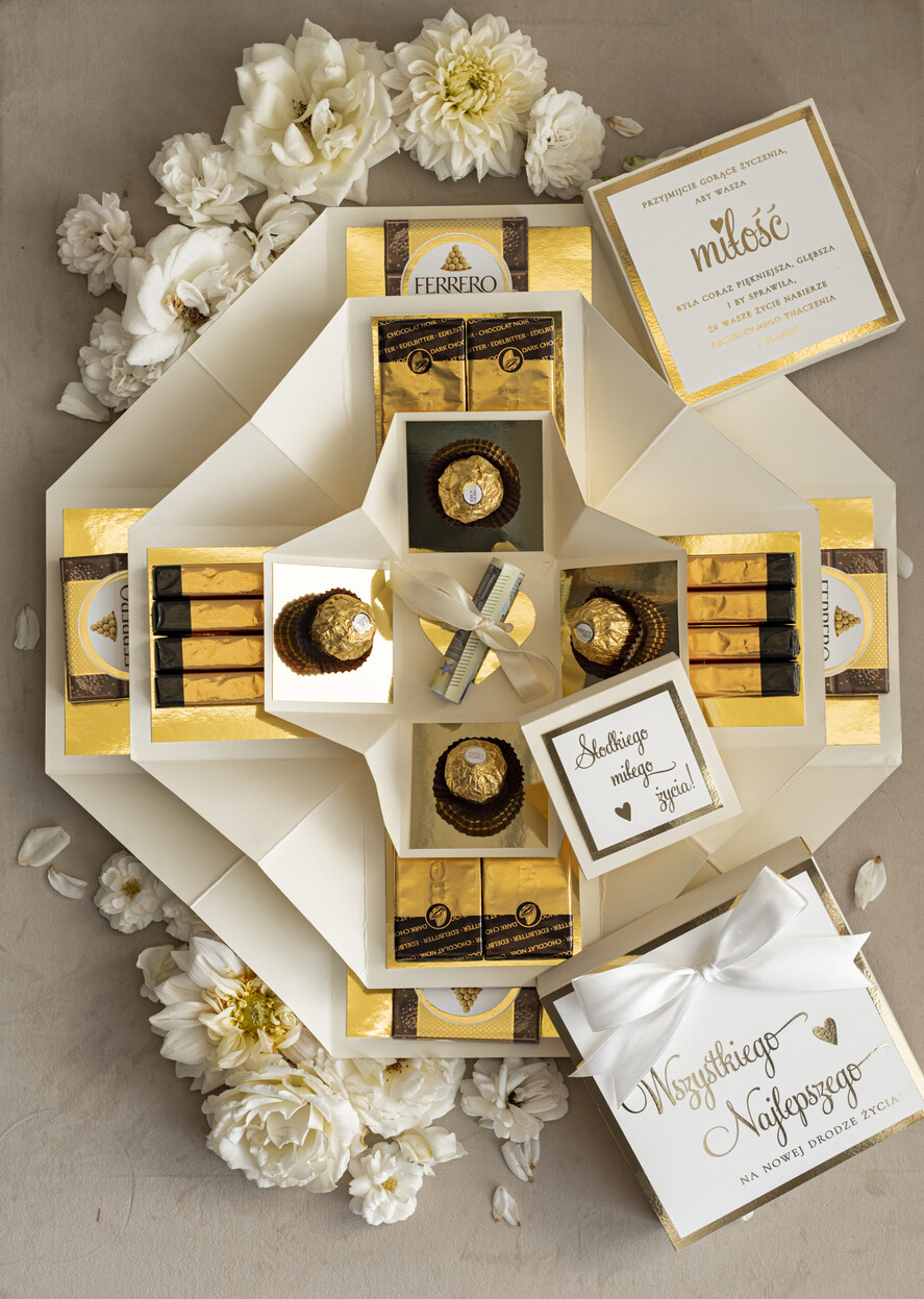  Prezenty dla Młodej Pary  Bomboniery Czekoladki Pomysłowe prezenty na ślub dla Pary Młodej- w co zapakować pieniądze na Ślub- bombonierka ślubna prezent dla nowożeńców10