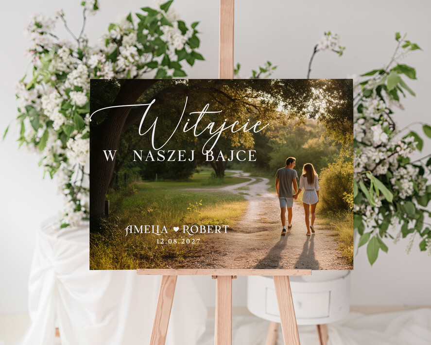 Plany stołów ze zdjęciem Pary Młodej powitanie gości na weselu, tablica powitalna dla gości weselnych, personalizowana tablica powitanie gości na weselu0