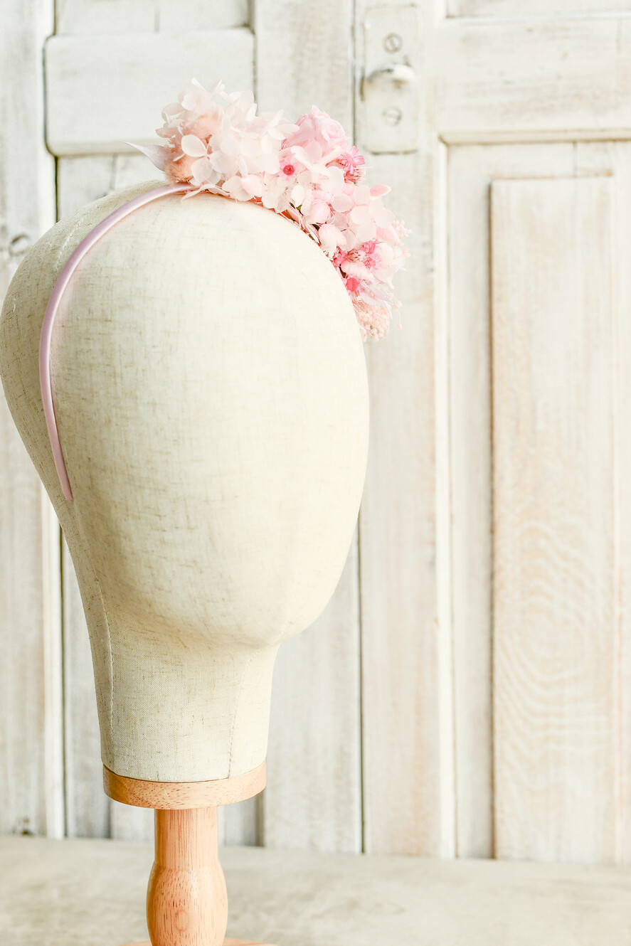 Dodatki dekoracje na komunię  wianki Wianki komunijne na opasce – lekkie, wygodne i ręcznie wykonane. Delikatne kwiaty idealnie dopełnią stylizację na Pierwszą Komunię Świętą1