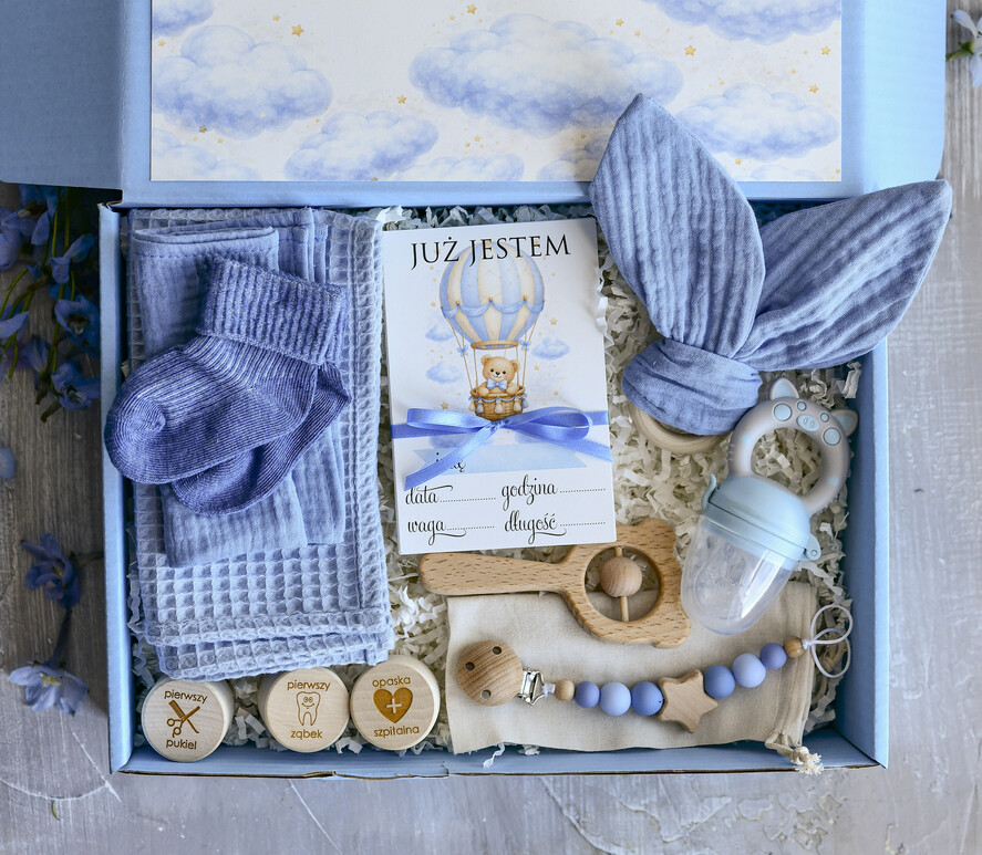 prezent dla Malucha - Wyprawka duze boxy preznetowe dla noworodka  Zestaw prezentowy dla Noworodka - Wyprawka Błękitna boho gryzak pieluszka Kroki Milowe2