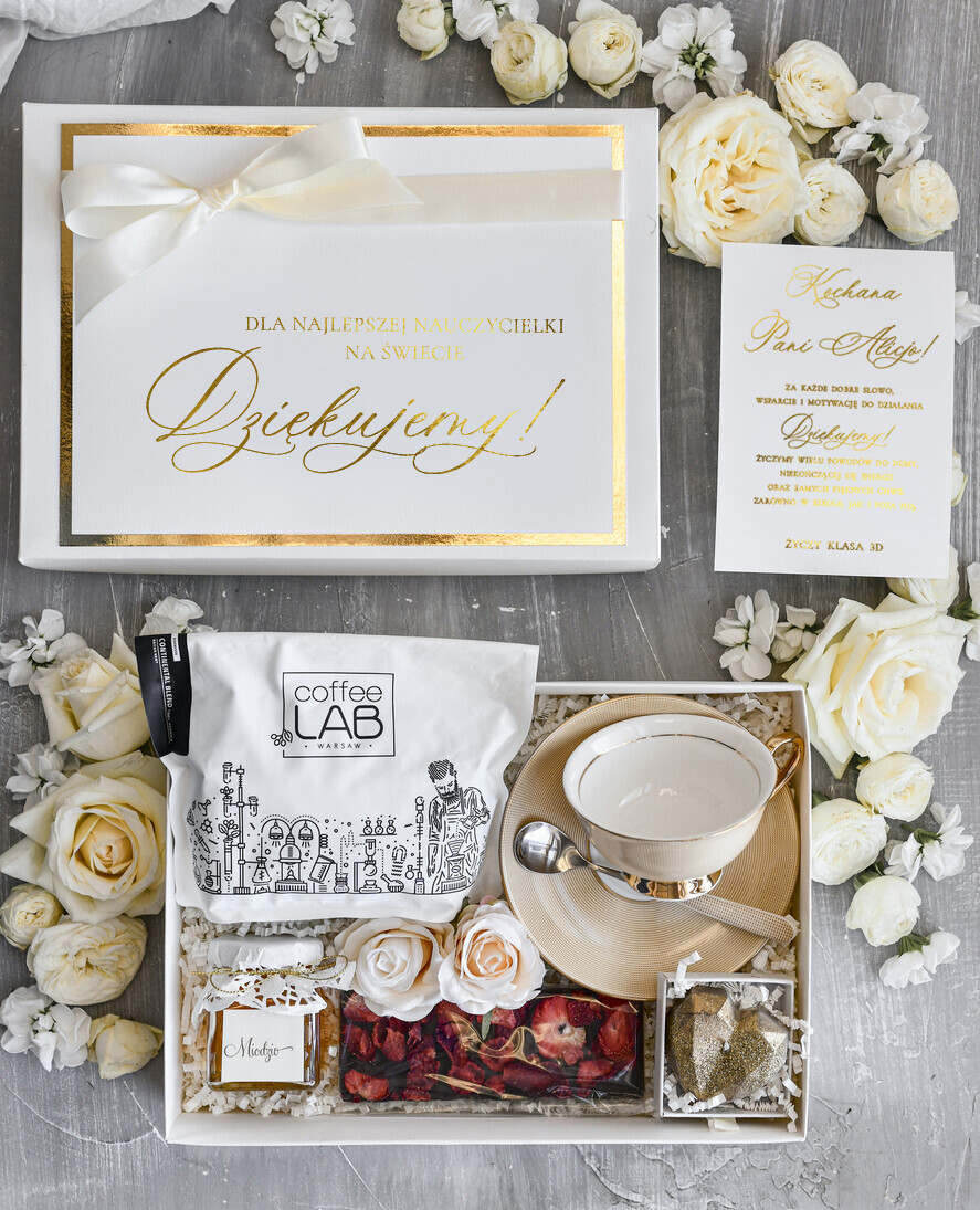 prezent dla nauczuciela/ dzień nauczyciela zestaw prezentowy z filiżanką Box prezentowy dla nauczyciela – zakonczenie roku szkolnego - prezent dla nauczycielki filiżanka w pudełku z podziękowaniem Szukasz wyjątkowego prezentu dla nauczyciela na zakończenie roku szkolnego lub Dzień Nauczyciela? Ten elegancki box prezentowy to gotowy upominek, który zachwyca wyglądem i sprawia prawdziwą przyjemność podczas wręczania.  Każdy zestaw został skomponowany tak, aby łączyć estetykę, praktyczność i piękne emocje. W środku znajduje się elegancka filiżanka oraz starannie dobrane dodatki – w zależności od wariantu może to być aromatyczna herbata, kawa lub słodka czekolada. Dzięki temu prezent jest nie tylko piękny, ale również praktyczny i gotowy do wręczenia bez potrzeby dodatkowego pakowania.  Box idealnie sprawdzi się jako:      prezent na zakończenie roku szkolnego,     upominek na Dzień Nauczyciela,     podziękowanie dla wychowawcy,     prezent od całej klasy lub rodziców,     elegancki gest wdzięczności dla nauczyciela, przedszkolanki lub pedagoga.  Każdy zestaw przygotowywany jest z dbałością o detale. Kolorystyka boxów oraz wzory filiżanek mogą się różnić w zależności od wybranego wariantu, dzięki czemu każdy komplet ma swój wyjątkowy charakter. FAQ 1. Czy box jest gotowy do wręczenia?  Tak, zestaw jest elegancko zapakowany i przygotowany jako gotowy prezent. Nie wymaga dodatkowego pakowania. 2. Czy zawartość zestawu może się różnić?  Tak, w zależności od wariantu zestaw może zawierać herbatę, kawę lub czekoladę. Zawsze jednak w komplecie znajduje się elegancka filiżanka oraz starannie dobrane dodatki. 3. Czy kolor boxa i filiżanki może być inny niż na zdjęciu?  Tak, poszczególne kolekcje mogą różnić się kolorystyką, wzorem filiżanki lub detalami dekoracyjnymi, zachowując ten sam elegancki styl. 4. Na jakie okazje sprawdzi się taki prezent?  To idealny prezent na zakończenie roku szkolnego, Dzień Nauczyciela, podziękowanie dla wychowawcy lub upominek od klasy. 5. Czy można wręczyć prezent od jednej osoby i od całej klasy?  Oczywiście. Box świetnie sprawdzi się zarówno jako prezent indywidualny, jak i wspólny upominek od uczniów lub rodziców.0