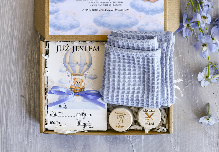 prezent dla Malucha - Wyprawka małe boxy prezentowe dla malucha prezent dla malucha pudełko na ząbek włosy, karty do zdjęć mój pierwszy rok, pieluszka 25x25 cm 1