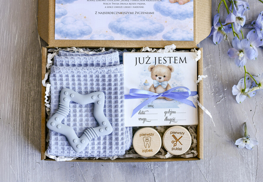 prezent dla Malucha - Wyprawka małe boxy prezentowe dla malucha prezent dla malucha pudełko na ząbek włosy, gryzak gwiazdka, karty do zdjęć mój pierwszy rok, pieluszka 25x25 cm 1