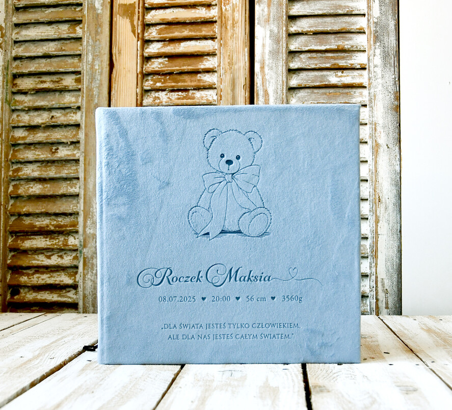 albumy dla Dzieci albumy welurowe Ręcznie szyty album dla dziecka z personalizowaną welurową okładką. Idealny na zdjęcia z narodzin, chrztu i pierwszych lat życia. 1