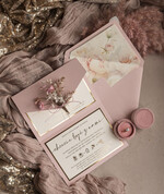 Zaproszenia ślubne Natura złocone Zaproszenia ślubne boho z suszonym bukiecikiem, kopertowe różowe zaproszenia na ślub z suszkami i sznurkiem, rustykalne złocone zaproszenia z różową kopertą2