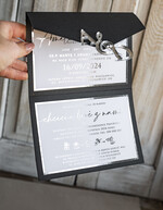 Zaproszenia ślubne Złote Glamour Poziome srebrne zaproszenia ślubne z lustrzanym monogramem, Kopertowe czarne zaproszenie na ślub srebrzone, zaproszenia na slub cywilny bieło czarne 1