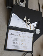 Zaproszenia ślubne Złote Glamour Poziome srebrne zaproszenia ślubne z lustrzanym monogramem, Kopertowe czarne zaproszenie na ślub srebrzone, zaproszenia na slub cywilny bieło czarne 8