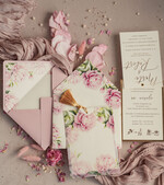Zaproszenia ślubne Złote Glamour złote zaproszenia ślubne z kalkowym etui, różowe zaproszenie na ślub z piwoniamo złocone, zaproszenia na slub cywilny pudrowy róż peonie4
