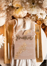 Winietki glamour beżowe eleganckie winietki ślubne, złote wizytówki dla gosci weselnych, winietki z pleksy malowane farbą w odcieniu beżu, winietki na stół weselny4