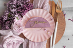 Winietki glamour welurowe winietki na stół weselny, eleganckie winietki ecru ze złotymi napisami, delikatne winietki ślubne z weluru, lawendowe winietki ślubne1