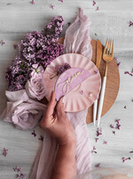 Winietki glamour welurowe winietki na stół weselny, eleganckie winietki ecru ze złotymi napisami, delikatne winietki ślubne z weluru, lawendowe winietki ślubne3