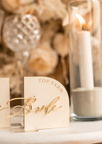 Winietki glamour welurowe winietki na stół weselny, eleganckie winietki ecru ze złotymi napisami, delikatne winietki ślubne z weluru1