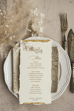 Menu glamour darte menu weselne, karta dań zdobiona płatkami złota, menu na stoły weselne ozdobione złotem, złote menu ślubne1