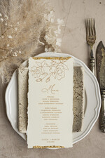 Menu glamour darte menu weselne, karta dań zdobiona płatkami złota, menu na stoły weselne ozdobione złotem, złote menu ślubne2