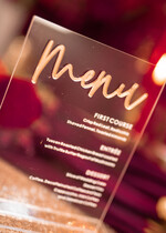 Menu glamour nowoczesna forma karty dań na weselu, akrylowe menu weselne, stojąca karta dań, menu weselne w stylu glamour0
