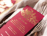 Menu glamour bordowe menu weselne, dekoracja stołu weselnego menu dopasowane do sali weselnej, elegancka karta dań, welurowe menu weselne, złote napisy na menu weselnym6