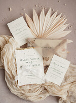 Zestawy Próbkowe próbki zaproszeń Próbka darte złocone zaproszenia ślubne z perełkami, Serwis Probkowy minimalistyczne zaproszenie na ślub z perełkami i kalkową kopertą, rwane złocone zaproszenie na ślub cywilny perły3