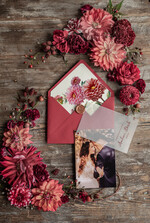 Zaproszenia ślubne Rustykalne i Natura nowoczesne zaproszenia ślubne bordowe rustykalne bordowe dalie zaproszenie na ślub ze zdjęciem1