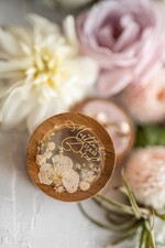 Pudełka Szkatułki na Obrączki szkatułki pudełeczko na obrączki ślubne delikatne kwiaty zatopione w żywicy ręcznie robiona szkatułka wasze imiona i data1