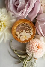 Pudełka Szkatułki na Obrączki szkatułki pudełeczko na obrączki ślubne delikatne kwiaty zatopione w żywicy ręcznie robiona szkatułka wasze imiona i data3