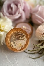 Pudełka Szkatułki na Obrączki szkatułki pudełeczko na obrączki ślubne delikatne kwiaty zatopione w żywicy ręcznie robiona szkatułka wasze imiona i data8