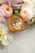 Pudełka Szkatułki na Obrączki szkatułki pudełeczko na obrączki ślubne delikatne kwiaty zatopione w żywicy ręcznie robiona szkatułka wasze imiona i data9