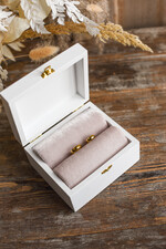 Pudełka Szkatułki na Obrączki szkatułki pudełeczko na obrączki ślubne wasze imiona białe pudełko złote napisy   5