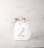 Numery na stół Rustykalne usadzenie gości numery na stół weselny, styl rustykalny prostota i minimalizm0