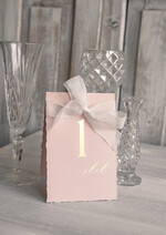 Numery na stół Glamour numerki na stół weselny, usadzenie gości numery na stół weselny, złote klasyczne i eleganckie numery na stoły weselne, wydzierane brzegi i złote litery, dekoracje stołu weselnego3