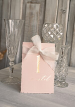 Numery na stół Glamour numerki na stół weselny, usadzenie gości numery na stół weselny, złote klasyczne i eleganckie numery na stoły weselne, wydzierane brzegi i złote litery, dekoracje stołu weselnego4