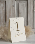 Numery na stół Glamour stojak numerek na stół weselny ecru ze złotym napisem i perełkami, złocone w stylu glamour numeracja stołów weselnych, numery na stół weselny z perełkami3