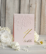 Numery na stół Glamour numerki na stół weselny z tłoczonymi kwiatami, eleganckie numerki na stoły weselne, tłoczone numerki na stół weselny, dekoracja stołów weselnych tłoczone kwiaty0