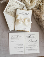 Zaproszenia ślubne Minimalistyczne kremowe Zaproszenia Ślubne Minimalistyczne Zaproszenia na Ślub Eleganckie zaproszenia ślubne z szyfonową lub satynową kokardą, eleganckie zaproszenia ślubne z płatkami złota 5