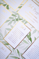 Plany stołów Glamour welurowe złocona plansza ślubna plan stołów weselnych złote litery w stylu glamour  zielone gałązki1