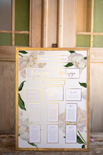 Plany stołów Glamour welurowe Białe piwonie powitanie i usadzenie gości plan stołów weselnych złote błyszczące napisy w stylu glamour  0