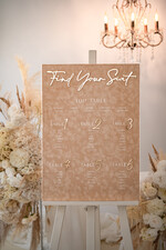 Plany stołów Glamour welurowe welurowy plan stołów, plan usadzenia gości na weselu, welurowa beżowa plansza powitanie gości i plan stołów w jednym, eleganckie złote napisy 1