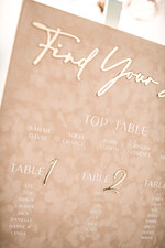 Plany stołów Glamour welurowe welurowy plan stołów, plan usadzenia gości na weselu, welurowa beżowa plansza powitanie gości i plan stołów w jednym, eleganckie złote napisy 4