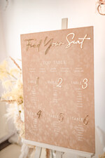 Plany stołów Glamour welurowe welurowy plan stołów, plan usadzenia gości na weselu, welurowa beżowa plansza powitanie gości i plan stołów w jednym, eleganckie złote napisy 7