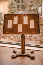 Plany stołów Glamour welurowe plan stołów w formie pojedynczych kart złocone litery elegancki plan stołów, plan usadzenia gości weselnych, jedna karta planu usadzenia gości0