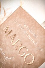 Plany stołów Glamour welurowe powitanie i usadzenie gości plan stołów weselnych, złote napisy na ramie, welurowa rama powitanie na weselu, elegancka tablica powitalna na weselu1