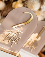 Numery na stół Akryl numerki na stół weselny, akrylowe numery na stół weselny, złoty numerek na stoły weselne, numeracja stolow na weselu, eleganckie numerki na stol weselny17