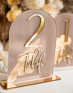 Numery na stół Akryl numerki na stół weselny, akrylowe numery na stół weselny, złoty numerek na stoły weselne, numeracja stolow na weselu, eleganckie numerki na stol weselny16