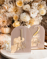 Numery na stół Akryl numerki na stół weselny, akrylowe numery na stół weselny, złoty numerek na stoły weselne, numeracja stolow na weselu, eleganckie numerki na stol weselny13