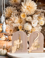 Numery na stół Akryl numerki na stół weselny, akrylowe numery na stół weselny, złoty numerek na stoły weselne, numeracja stolow na weselu, eleganckie numerki na stol weselny7