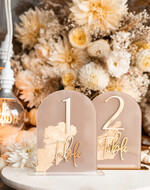 Numery na stół Akryl numerki na stół weselny, akrylowe numery na stół weselny, złoty numerek na stoły weselne, numeracja stolow na weselu, eleganckie numerki na stol weselny12