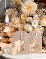 Numery na stół Akryl numerki na stół weselny, akrylowe numery na stół weselny, złoty numerek na stoły weselne, numeracja stolow na weselu, eleganckie numerki na stol weselny10