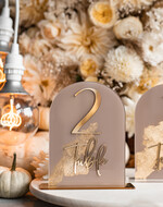 Numery na stół Akryl numerki na stół weselny, akrylowe numery na stół weselny, złoty numerek na stoły weselne, numeracja stolow na weselu, eleganckie numerki na stol weselny25