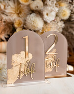 Numery na stół Akryl numerki na stół weselny, akrylowe numery na stół weselny, złoty numerek na stoły weselne, numeracja stolow na weselu, eleganckie numerki na stol weselny0